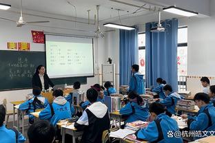 幸福美满！胡金秋妻子晒全家福：告别2023